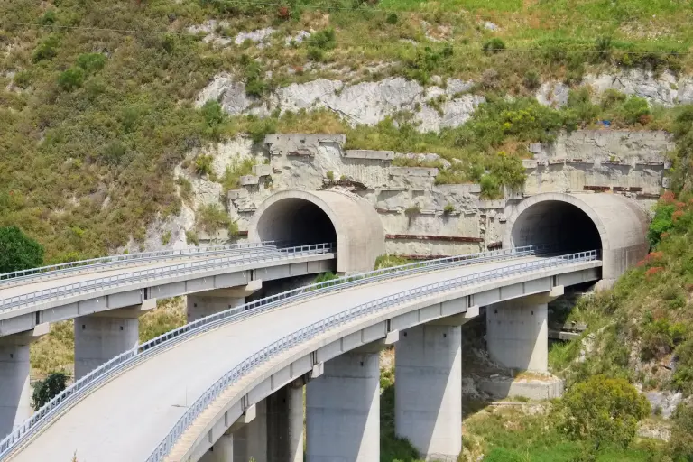 Betongrehabilitering fra Sto Norge alt fra karbonfiber forsterkning til støp, lim og betongarbeider