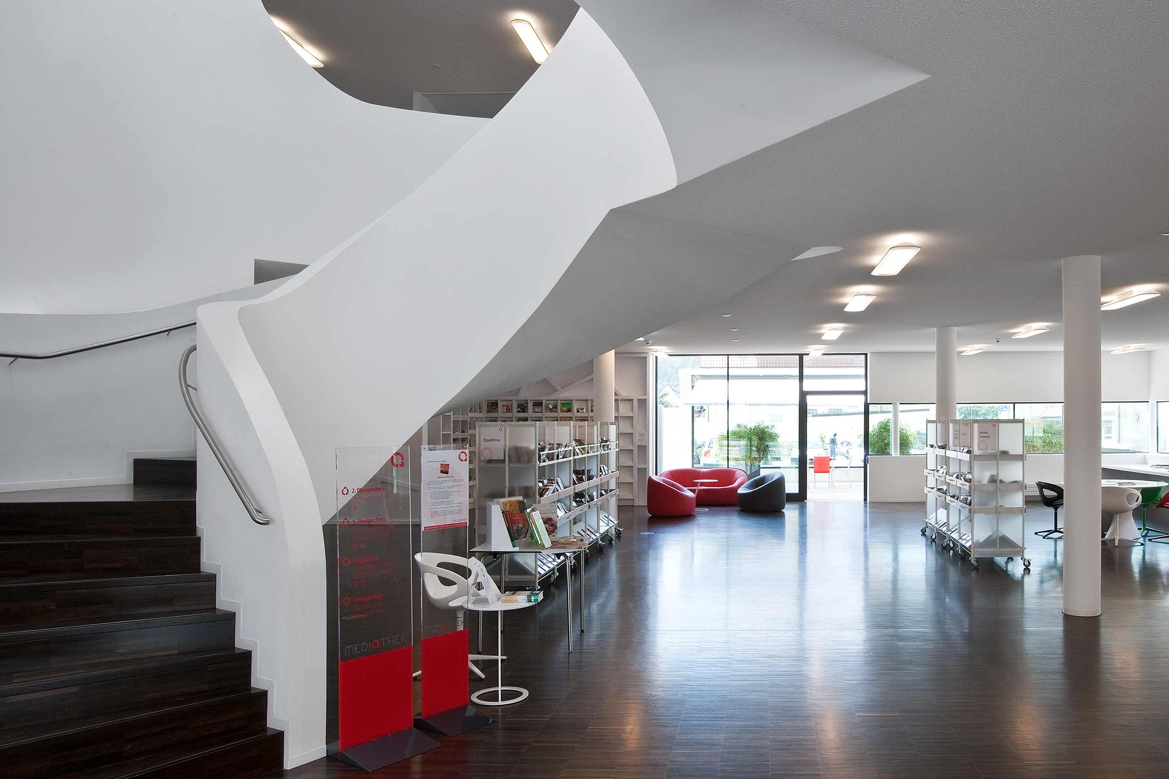 Bilde av en trapp og deler av tak med StoSilent Compact, Sto Norge AS