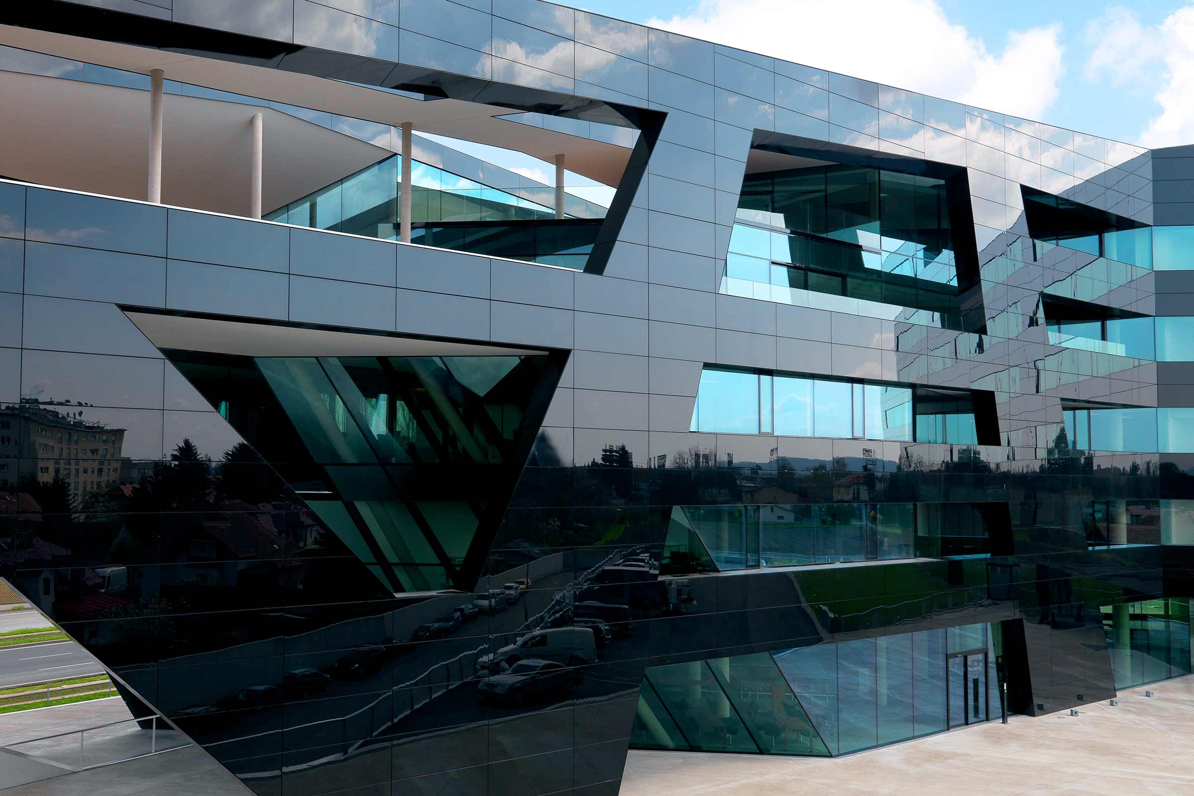 Kontorbygg med sort glassfasade