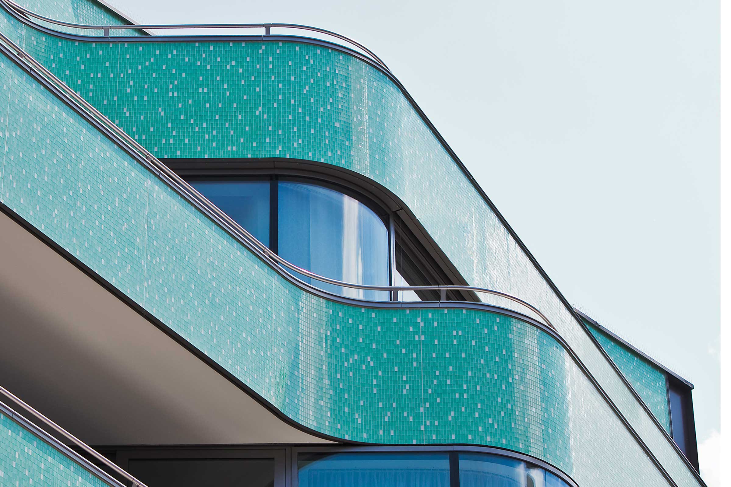 Bilde av StoVentec M på bygning utført med grønn glassmosaikk