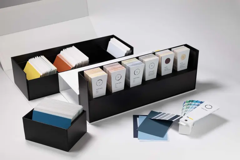 Collage: Box, Editionen und Farbtonfächer neues StoColor System