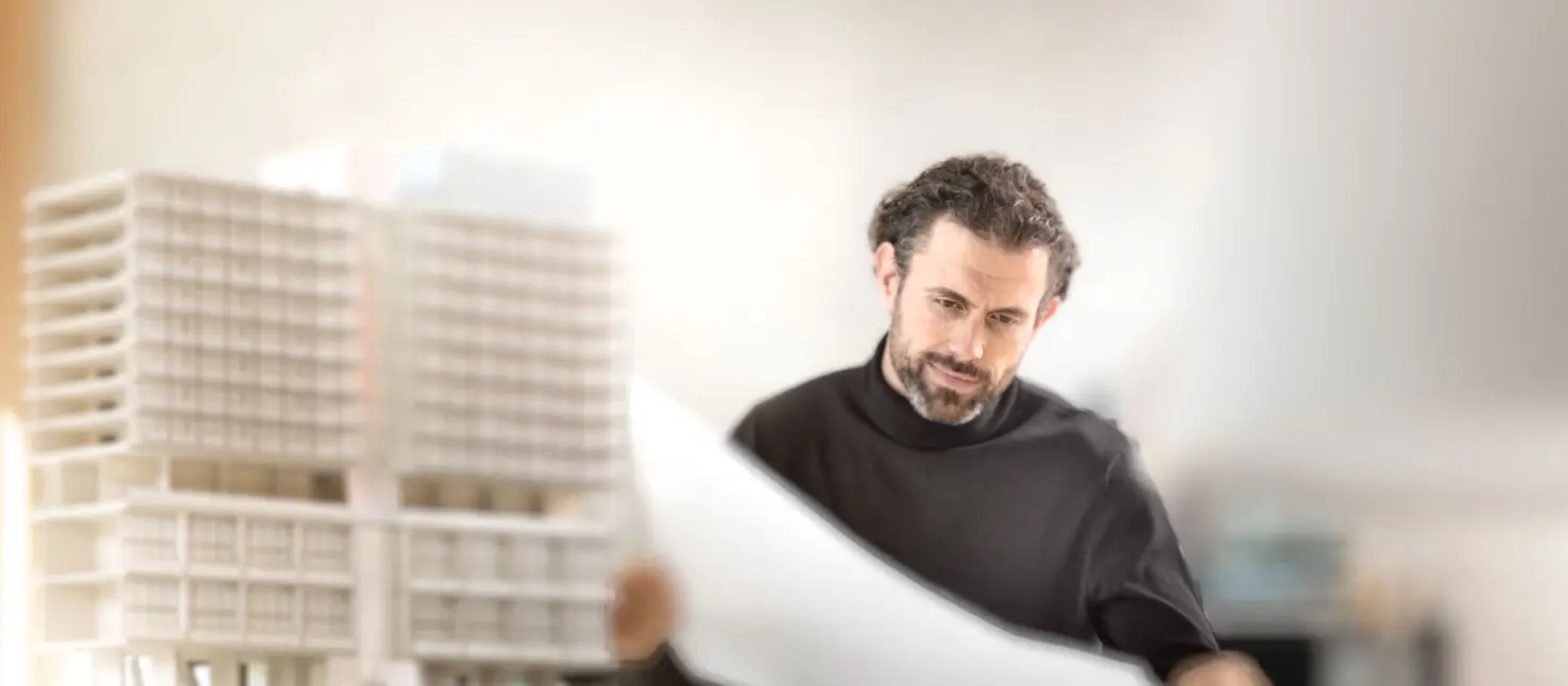 For the love of building. arkitekt som leser og tyder tegning